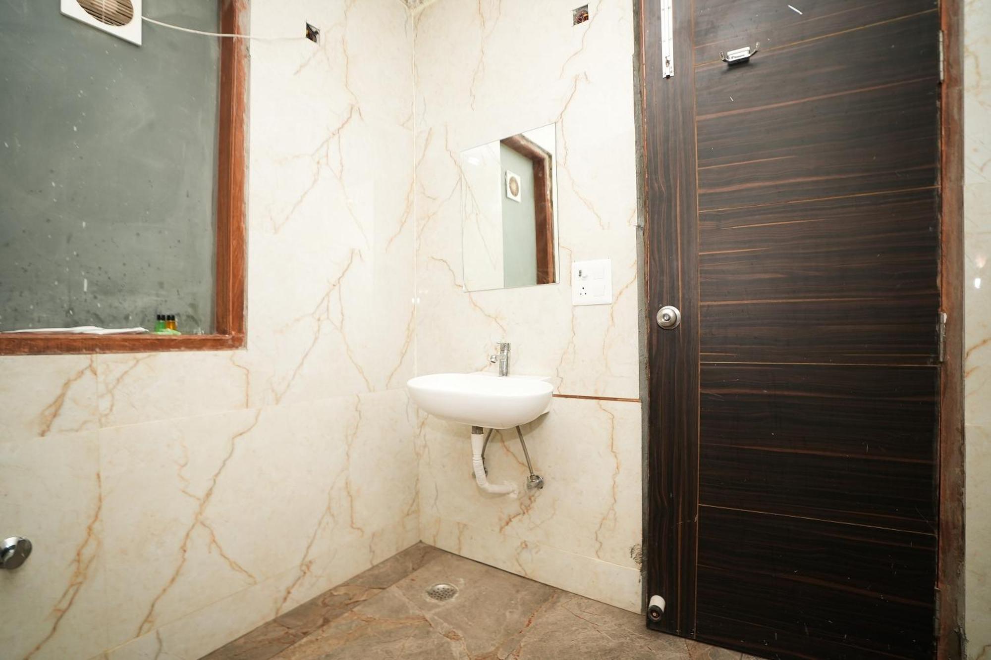 ホテル Tanvi Premium Residency Near Artemis Hospital, Gurugram グルガウン エクステリア 写真