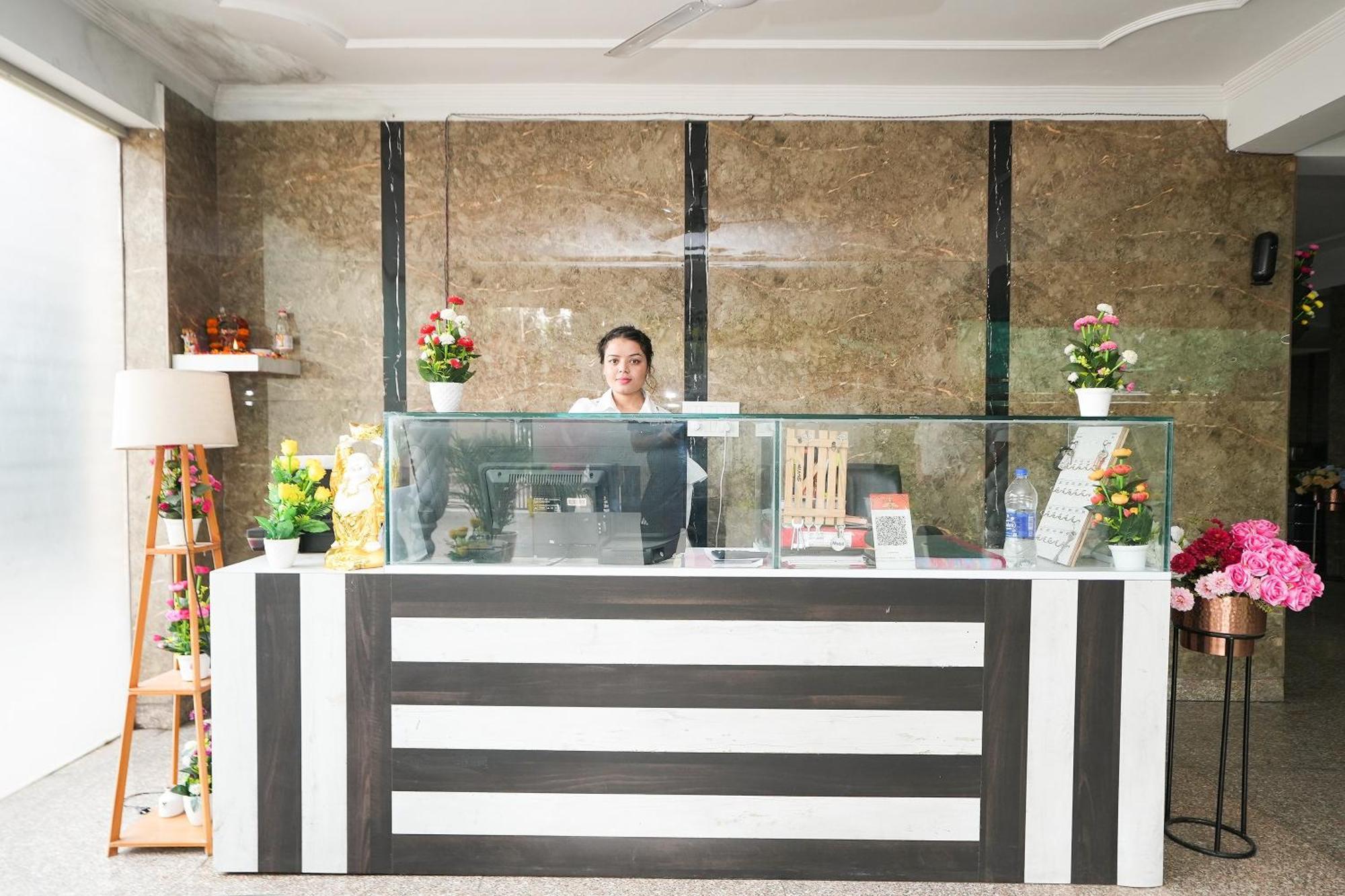 ホテル Tanvi Premium Residency Near Artemis Hospital, Gurugram グルガウン エクステリア 写真