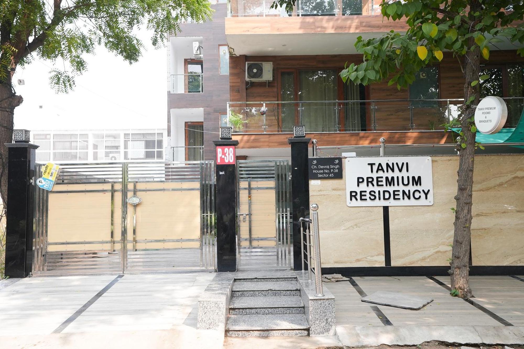 ホテル Tanvi Premium Residency Near Artemis Hospital, Gurugram グルガウン エクステリア 写真