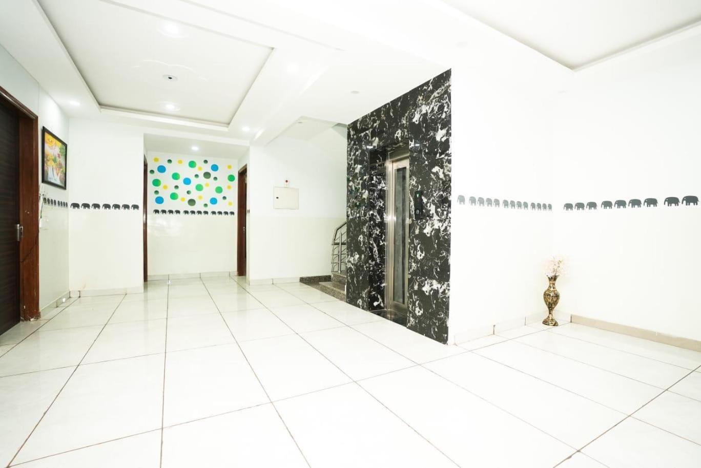 ホテル Tanvi Premium Residency Near Artemis Hospital, Gurugram グルガウン エクステリア 写真