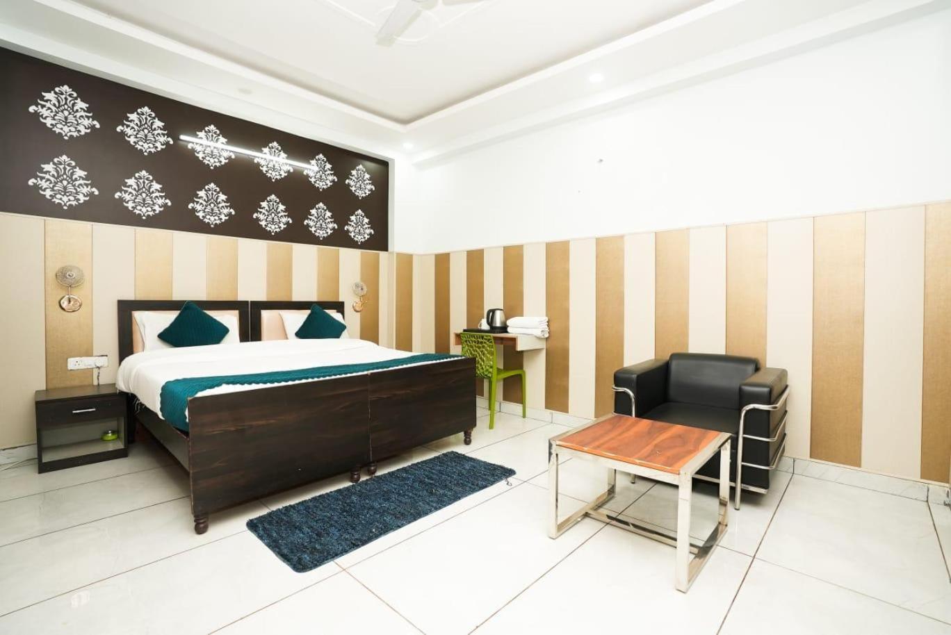 ホテル Tanvi Premium Residency Near Artemis Hospital, Gurugram グルガウン エクステリア 写真