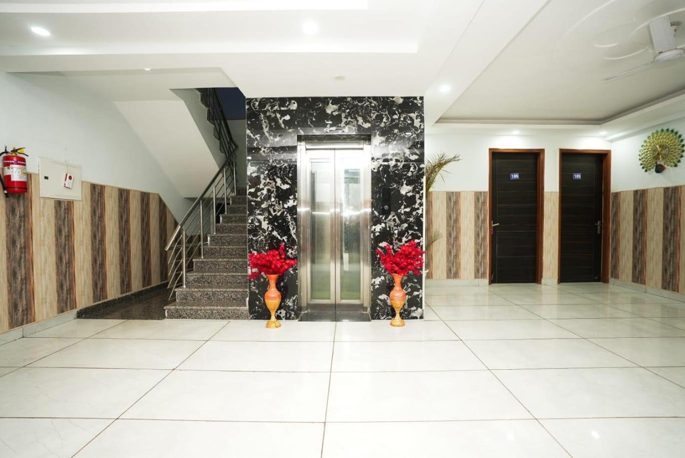 ホテル Tanvi Premium Residency Near Artemis Hospital, Gurugram グルガウン エクステリア 写真