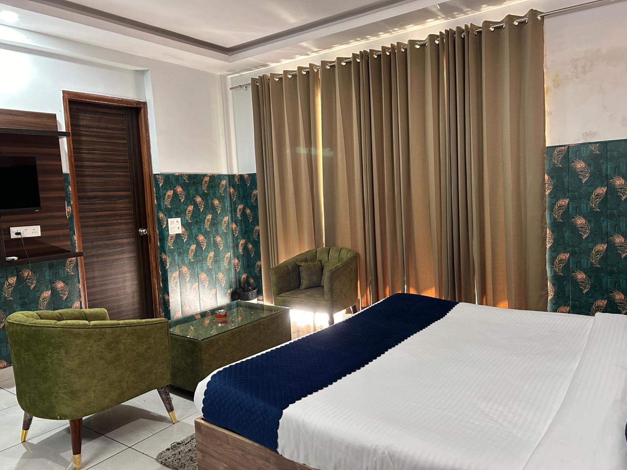 ホテル Tanvi Premium Residency Near Artemis Hospital, Gurugram グルガウン エクステリア 写真