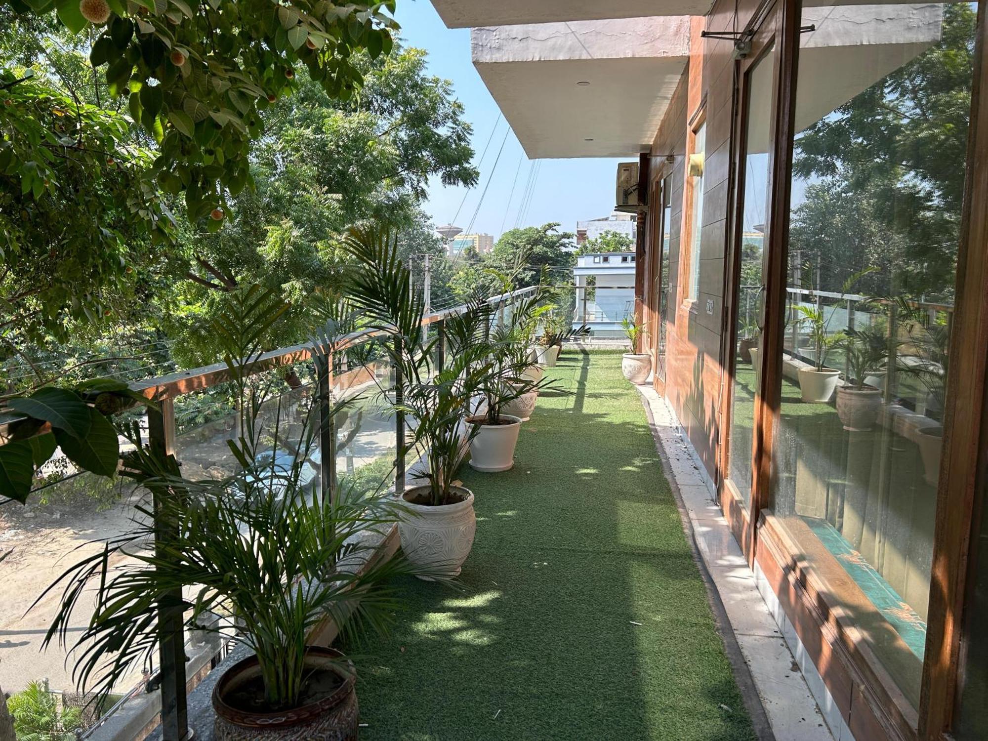 ホテル Tanvi Premium Residency Near Artemis Hospital, Gurugram グルガウン エクステリア 写真
