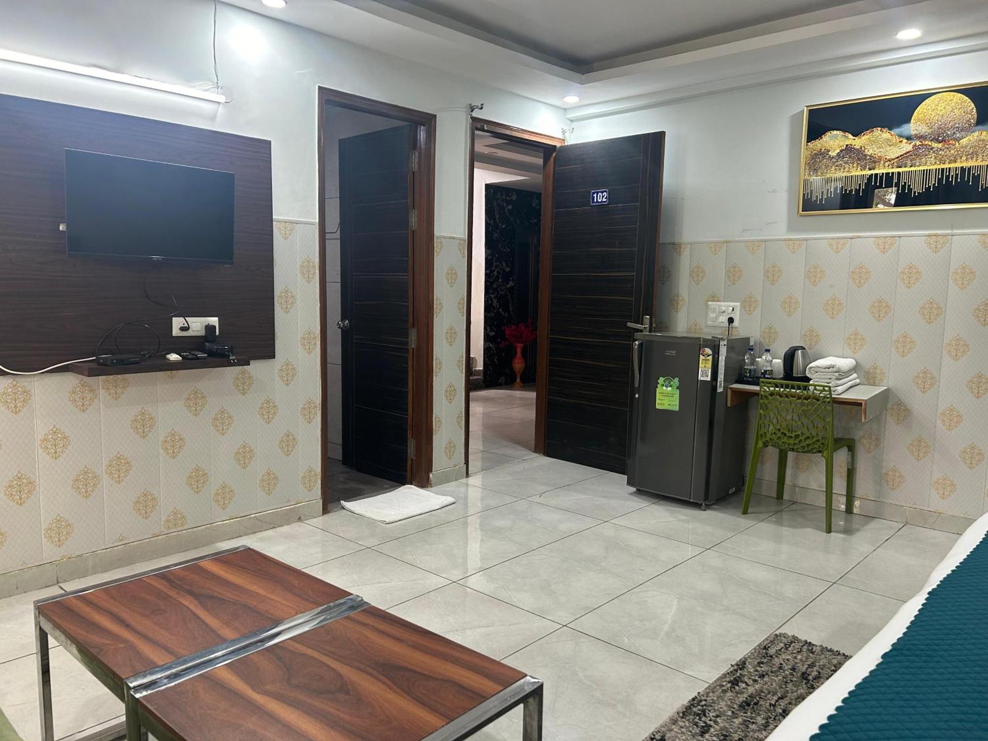 ホテル Tanvi Premium Residency Near Artemis Hospital, Gurugram グルガウン エクステリア 写真