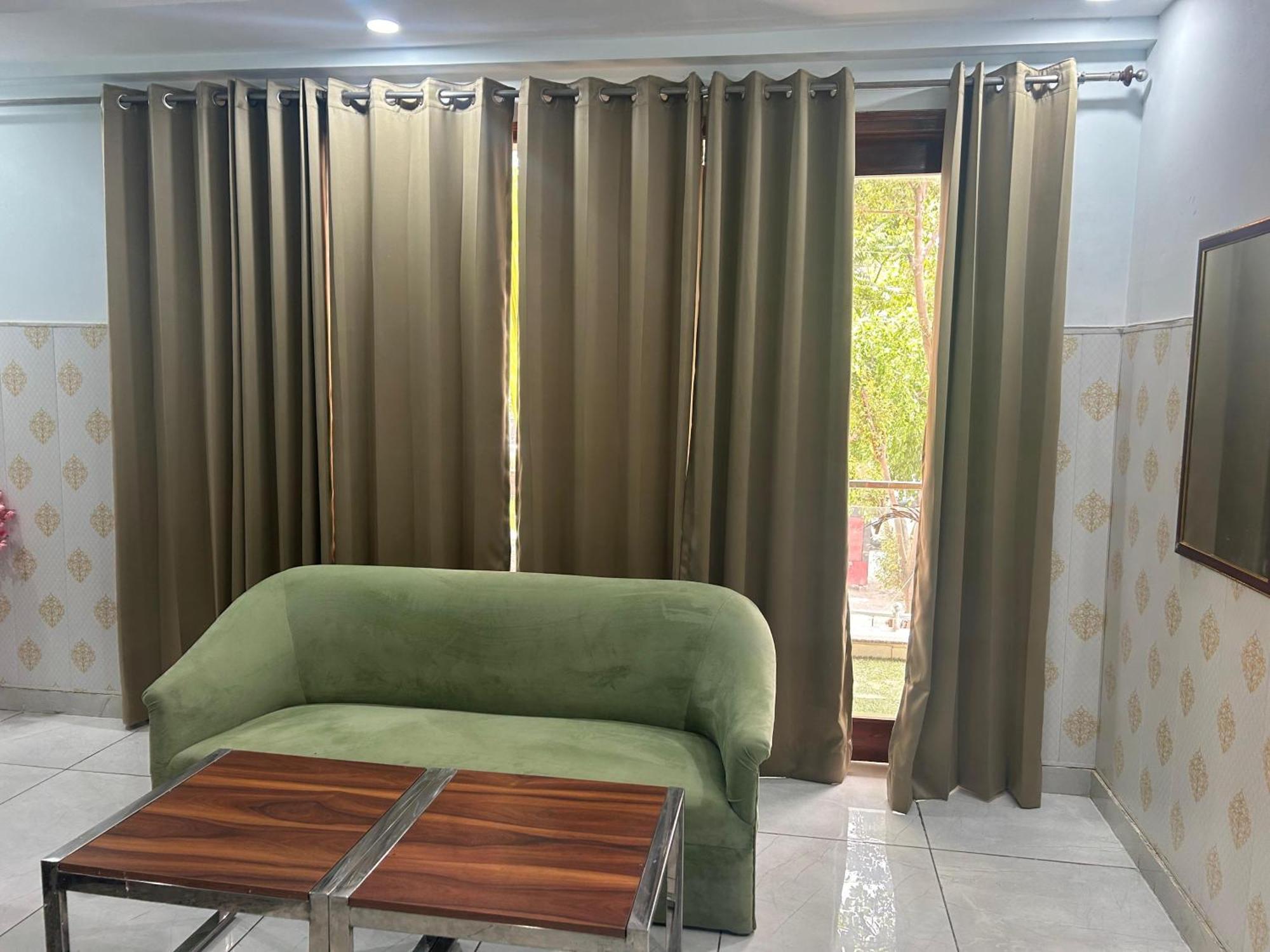 ホテル Tanvi Premium Residency Near Artemis Hospital, Gurugram グルガウン エクステリア 写真