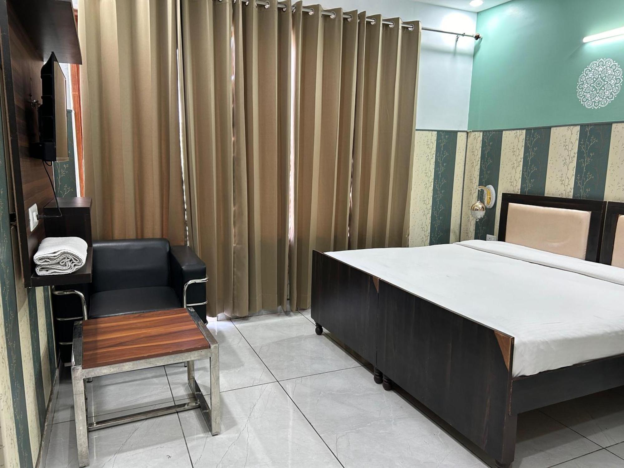 ホテル Tanvi Premium Residency Near Artemis Hospital, Gurugram グルガウン エクステリア 写真
