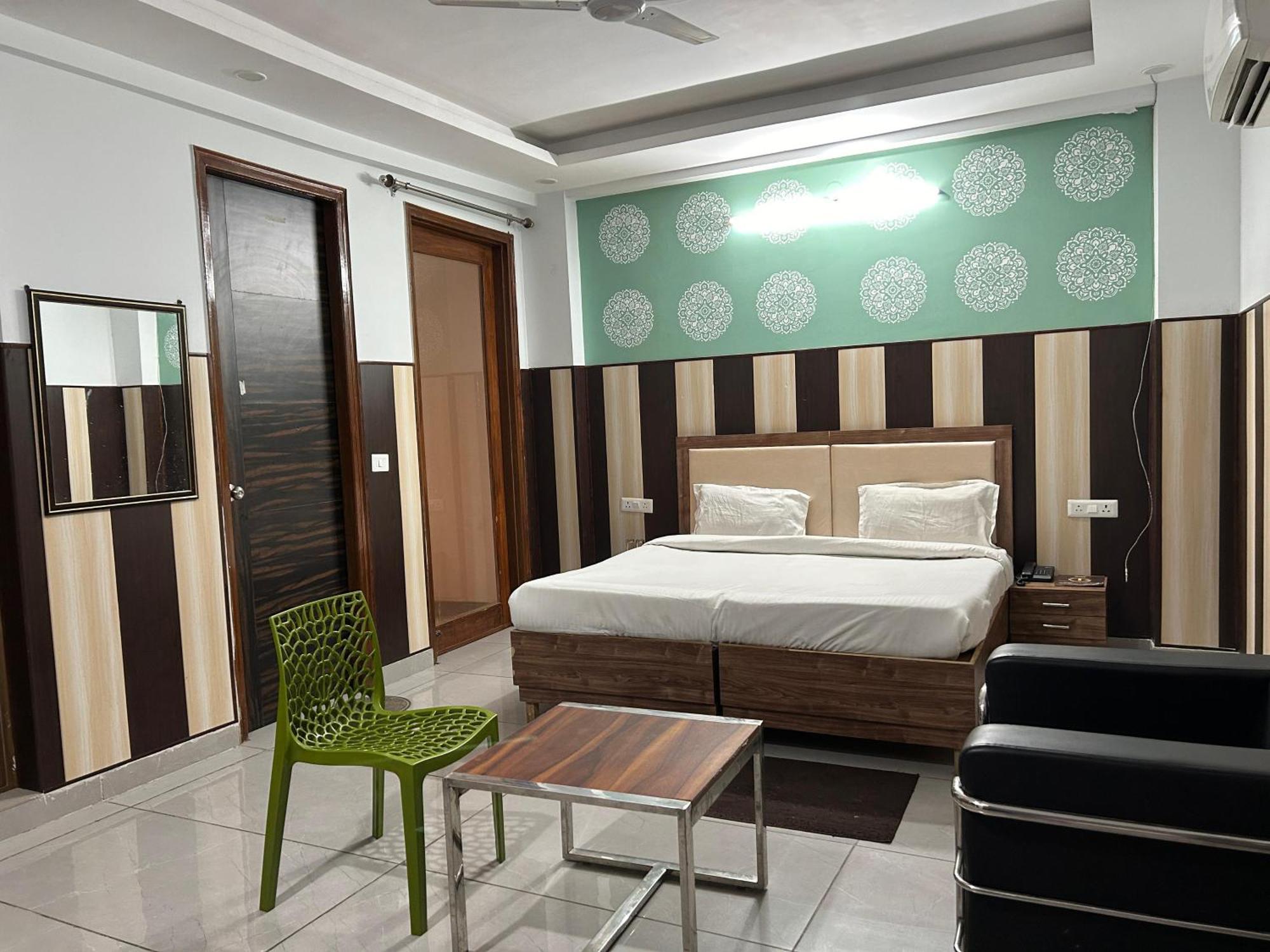 ホテル Tanvi Premium Residency Near Artemis Hospital, Gurugram グルガウン エクステリア 写真