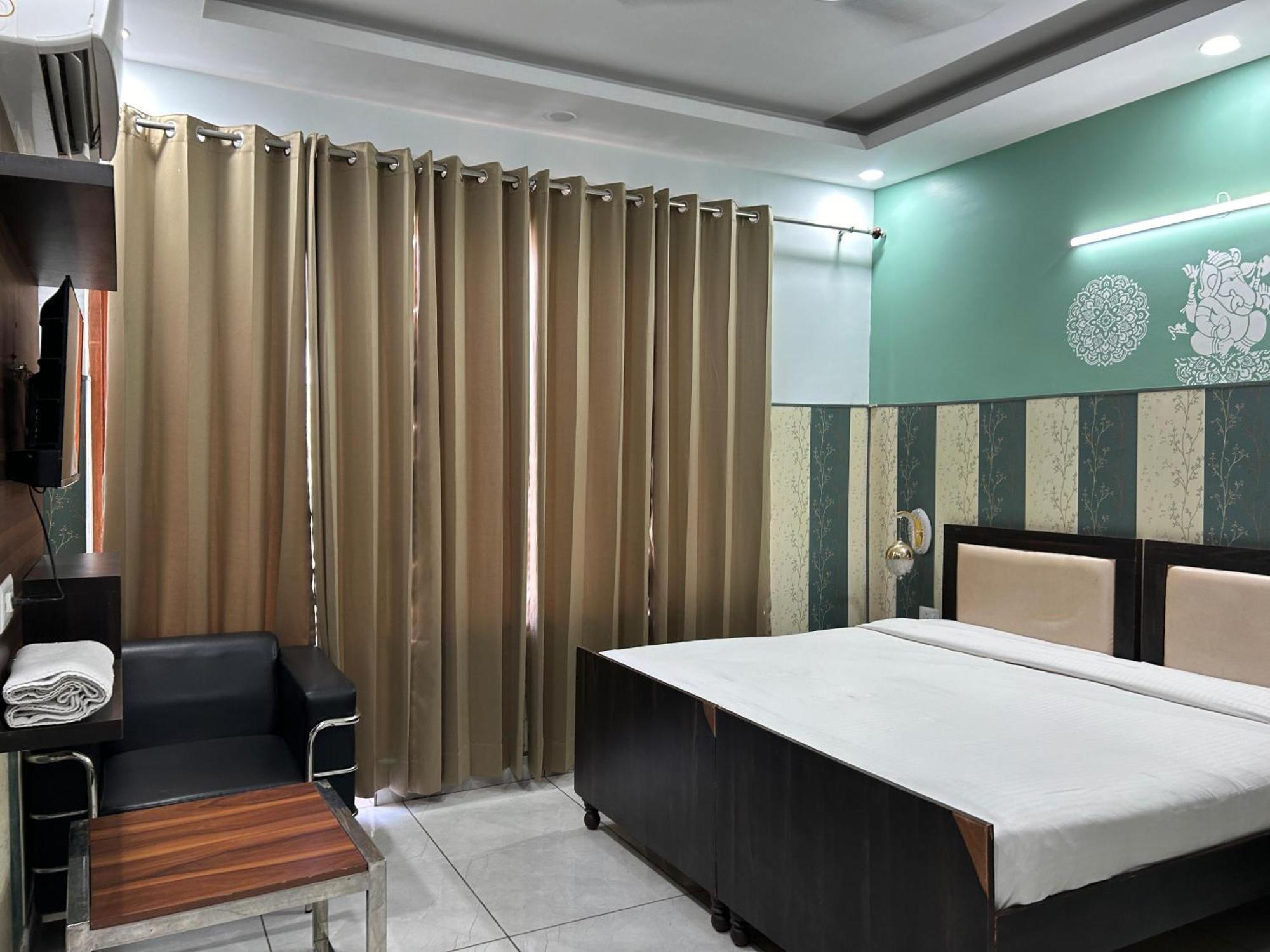 ホテル Tanvi Premium Residency Near Artemis Hospital, Gurugram グルガウン エクステリア 写真