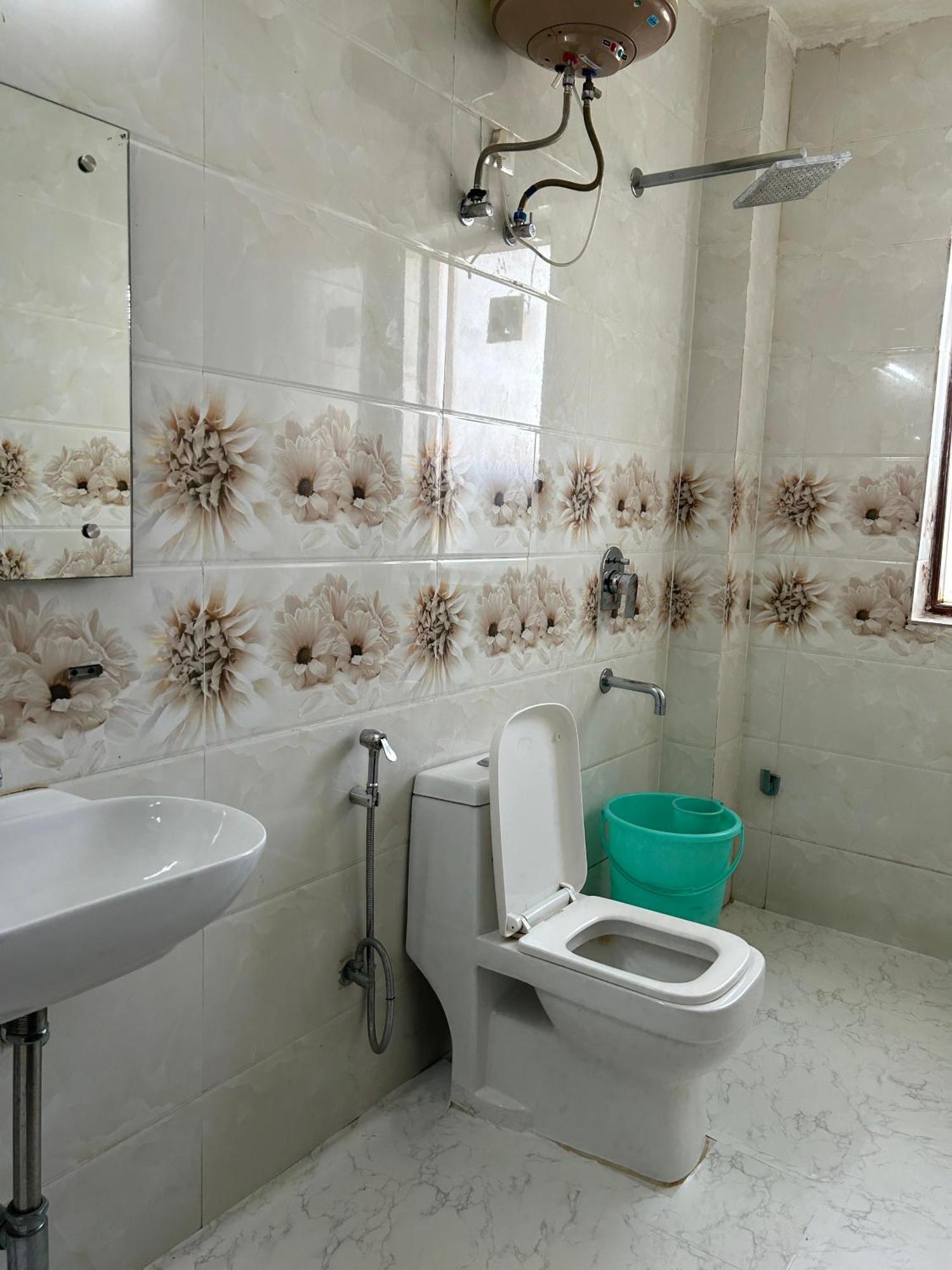 ホテル Tanvi Premium Residency Near Artemis Hospital, Gurugram グルガウン エクステリア 写真
